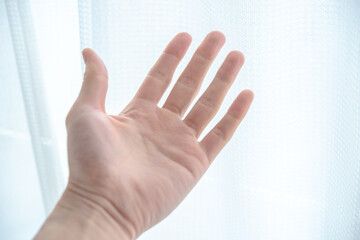 化粧品の男性の手モデル