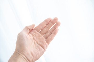 化粧品の男性の手モデル