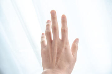 化粧品の男性の手モデル