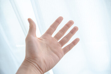 化粧品の男性の手モデル