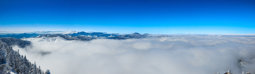 Obraz premium Panoramic view of sea of clouds and peaks in a distance (Yokoteyama, Nagano, Japan)