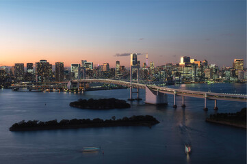 Naklejka premium Rainbow bridge over Tokyo Bay, Odaiba, Tokyo, Japan at Sunset
