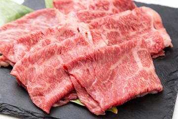 白背景にすき焼き用の牛肩ロース肉