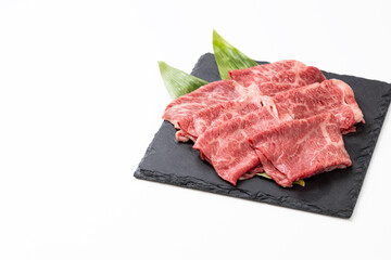 白背景にすき焼き用の牛肩ロース肉