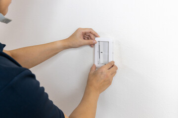 新しい照明スイッチのプレート取付け