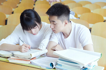 Naklejka premium College students studying hard in the study room to prepare for the exam