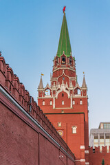 Obraz premium Troitskaya tower of Moscow Kremlin on a blue sky background in sunny summer day