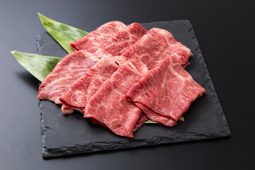 黒背景にすき焼き用の牛肩ロース肉