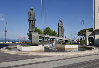 Obraz premium Bronze statues in Desenzano sul Garda, Lombardy, Italy