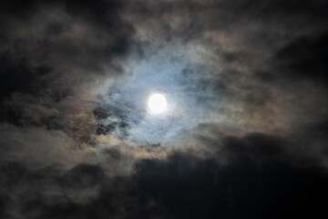 雲間に覗く神秘的な月