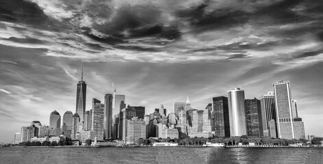 Fototapeta premium Panoramic View of Lower Manhattan, NYC’s Financial and Cultural Hub