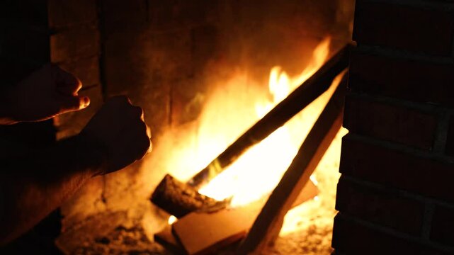 Calentando las manos junto al fuego de una hoguera