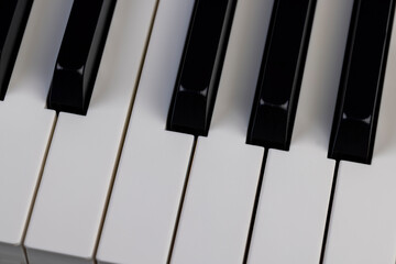 Naklejka premium black and white piano keys in close-up