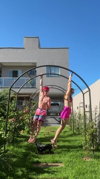 casal faz exercicios em barra no jardim 