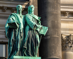 Figuren und Skulpturen an der Fassade des Berliner Dom, Berlin, Deutschland © spuno