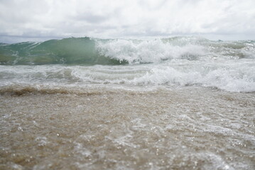 Ondas claras quebrando no mar