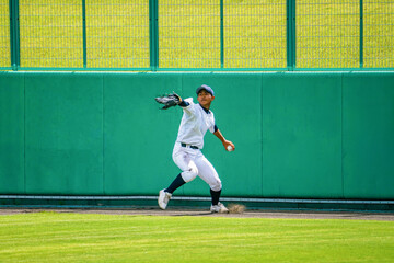 返球する外野手（高校野球）
