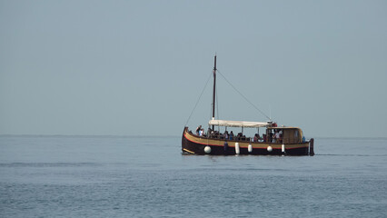 Bateu touristique le long des côtes