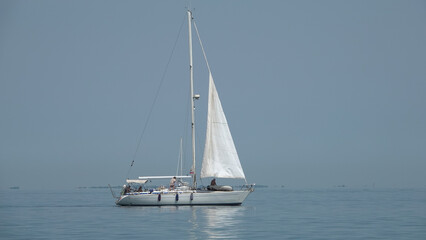 Plaisanciers sur un voilier