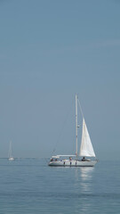 Plaisanciers sur un voilier