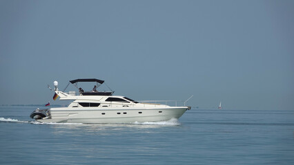 Bateau de plaisance et de pêche le long de la côte