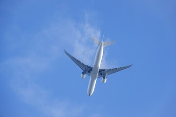 Un avion de ligne se prépare à atterrir 