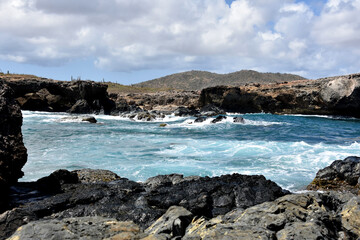 Obraz premium Waves and Churning Waters at the Black Sand Beach