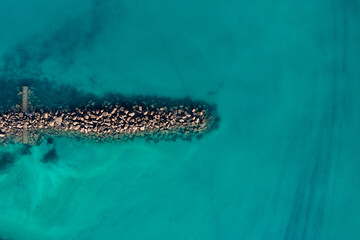 enrochement formant une digue de protection pour un petit port en Bretagne nord