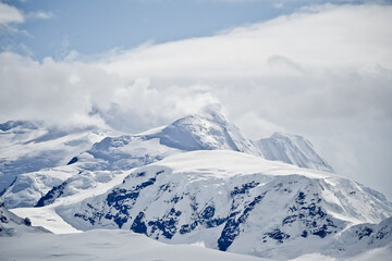 Obraz premium Snow covered mountains in Antarctica with Icebergs