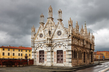 Fototapeta premium Church of Santa Maria della Spina, built on the Arno river in Pisa, Italy