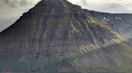 côte nord de l'Islande, falaise et plateau enneigé avec villages colorés