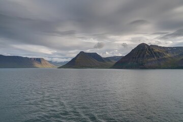 c&ocirc;te nord de l'Islande, falaise et plateau enneig&eacute; avec villages color&eacute;s