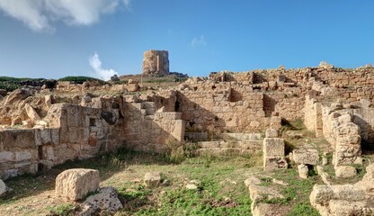 Capo san Marco près d'Oristano en Sardaigne et ruines romaines de Tharros
