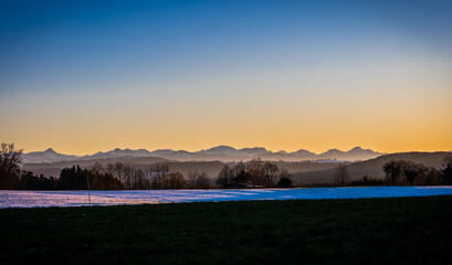 Blick auf die Alpen im Pfaffenwinkel an einem Winternachmittag