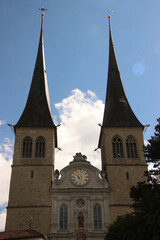 Obraz premium Towers Flanking a Clock