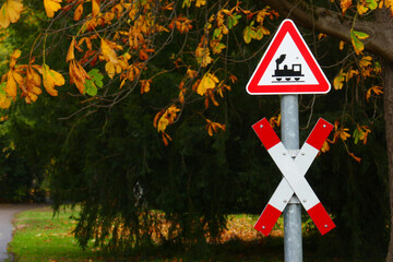 Schild Achtung Bahnübergang
