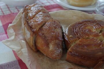 カットしためんたいフランスとクイニーアマン