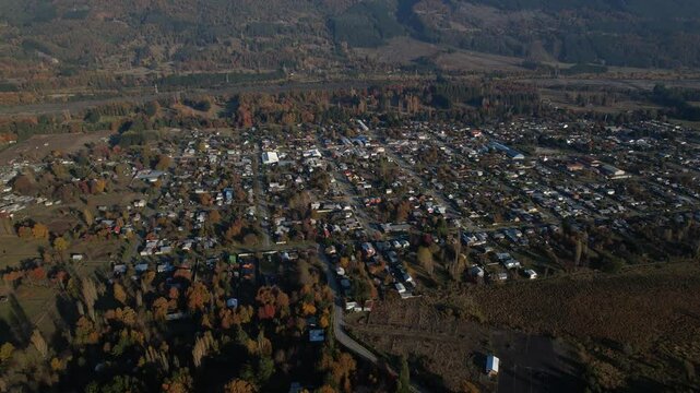 Imagen A&eacute;rea pueblo con casas  de la Comuna de Melipeuco, Regi&oacute;n de La Araucan&iacute;a
