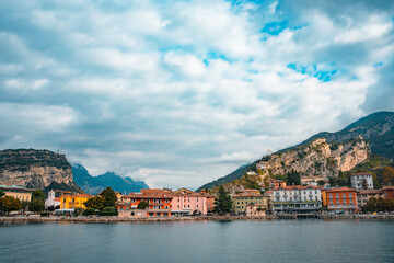 Obraz premium Lake Garda Italy with lake, mountains and historic town in view.