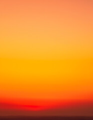 Naklejka premium Vibrant Sunset Sky Orange Yellow Red Gradient Background