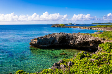 宮古島の西平安名崎で見た、青い海と空の広がる風景