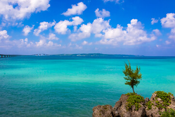 宮古島から見た、青い海と空を貫く伊良部大橋