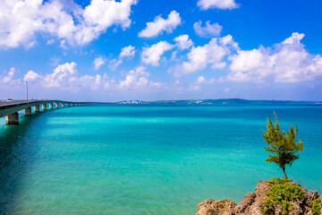 宮古島から見た、青い海と空を貫く伊良部大橋