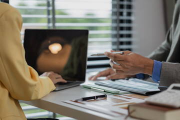 diverse team working together in modern co-working space, business people having casual discussion during meeting, marketing, accounting, finance, Team working ambitiously in an office room.