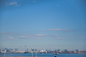 Fototapeta premium 羽田空港第２ターミナル展望デッキからみた飛行機