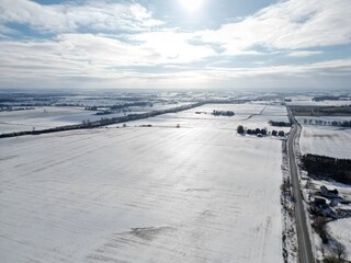 Obraz premium Vue aérienne d'un paysage de champs enneigés au Canada