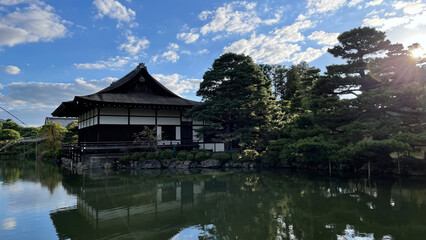 Fototapeta premium The autumn lake reflects the surrounding buildings
