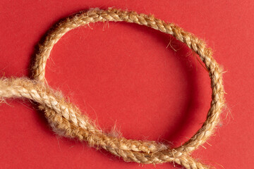 Fototapeta premium 赤背景に結んであるロープ