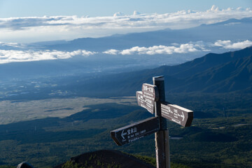 登山道の道標と美しい眺め