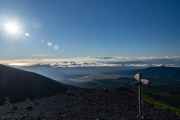 登山道の道標と美しい眺め
